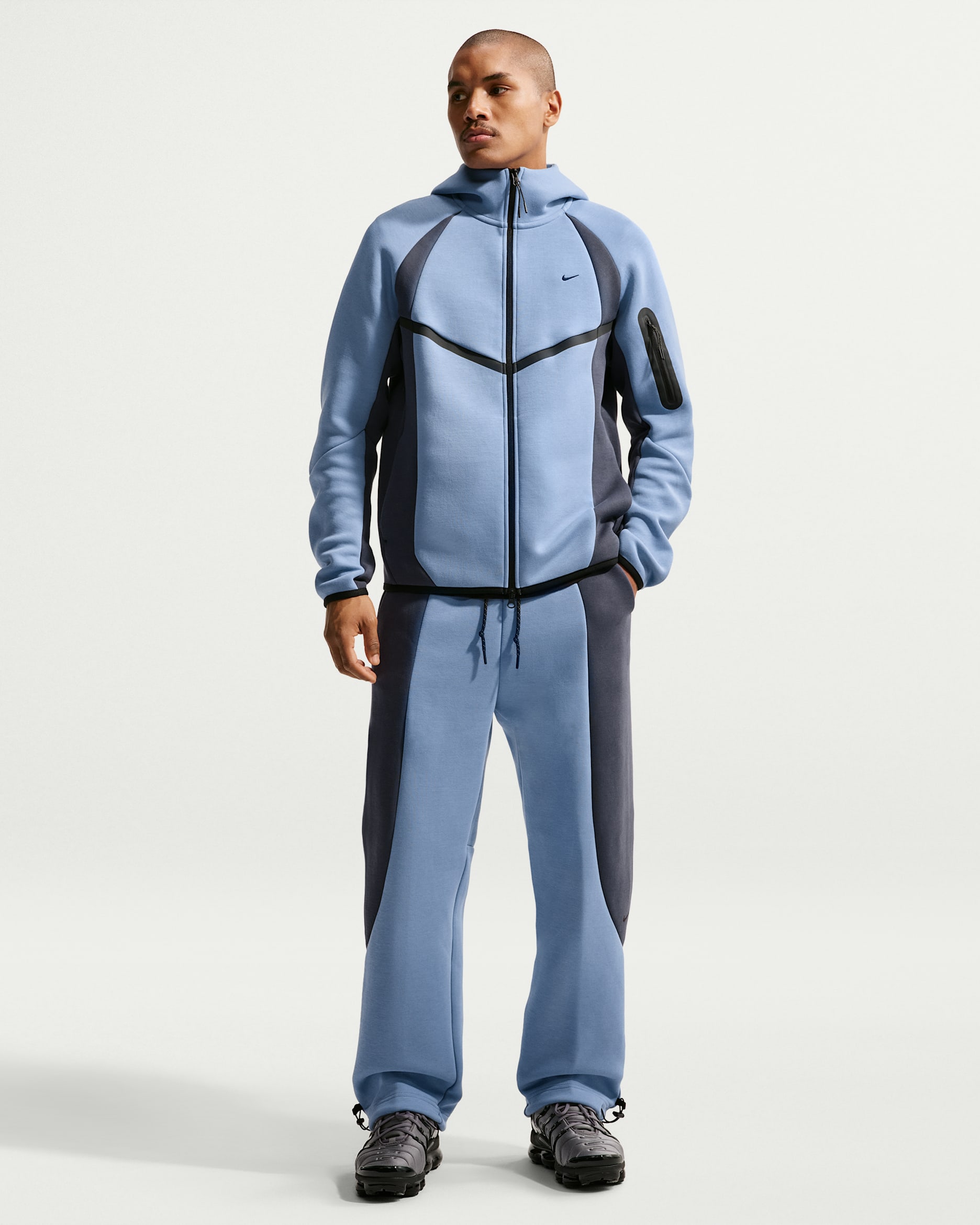 まき　NIKE　ランニング　テックニット　Tシャツ　Mサイズ Nike Tech Men's Colour-Block Open-Hem Fleece Trousers. Nike LU